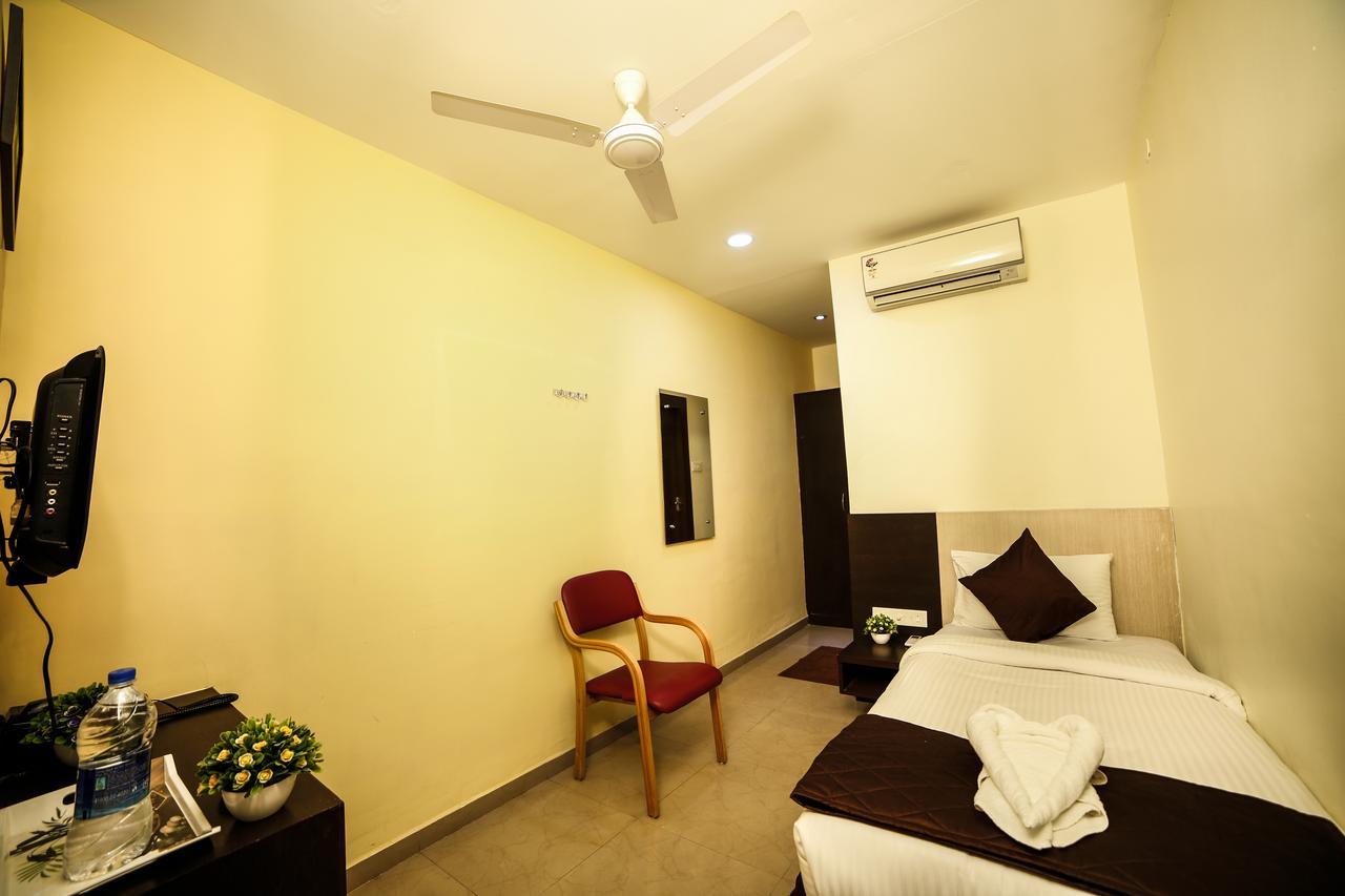 Hotel Tiruchendur Mani Iyer Palani Exteriör bild