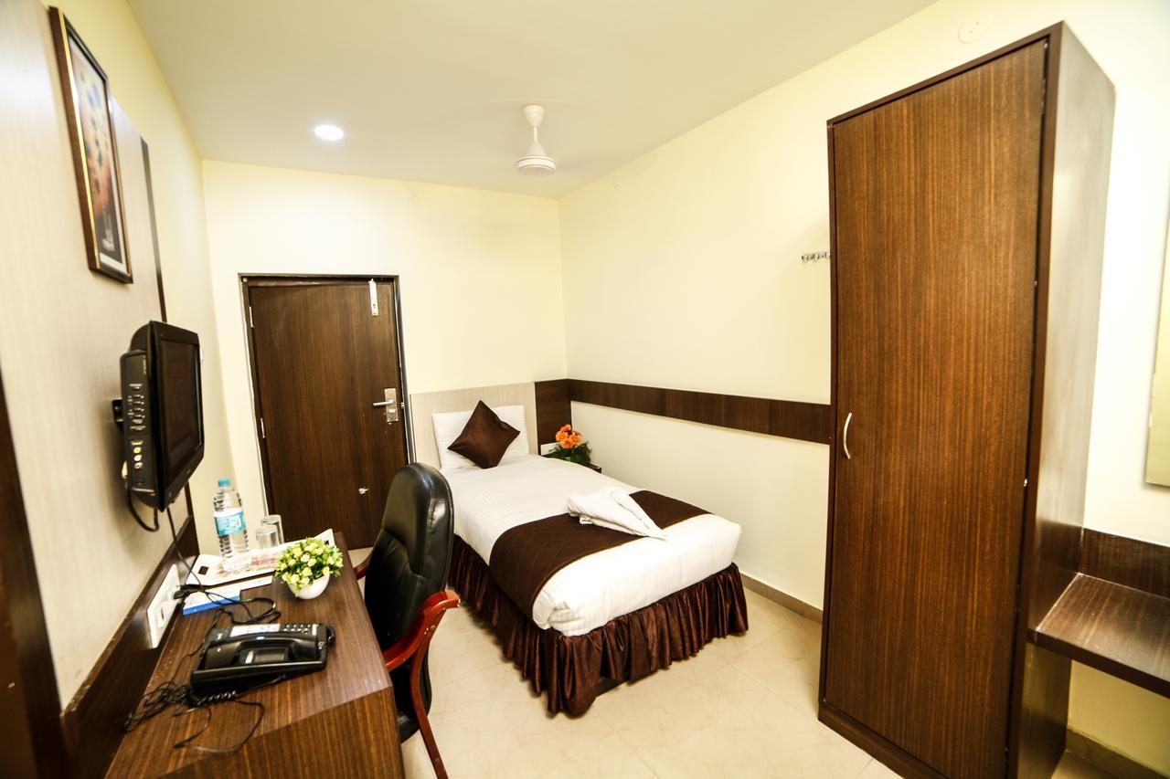 Hotel Tiruchendur Mani Iyer Palani Exteriör bild